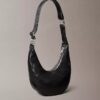 Bolso bandolera pequeño con forma curvada