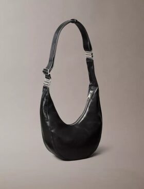 Bolso bandolera pequeño con forma curvada