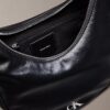 Bolso bandolera pequeño con forma curvada