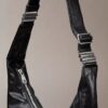 Bolso bandolera pequeño con forma curvada