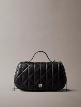 Bolso con asas de cadena y logotipo acolchado