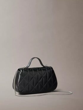 Bolso con asas de cadena y logotipo acolchado