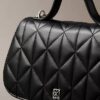 Bolso con asas de cadena y logotipo acolchado