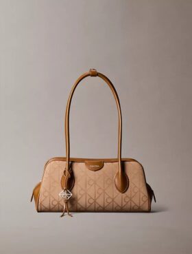 Bolso de hombro con estampado jacquard del logotipo en todo el diseño
