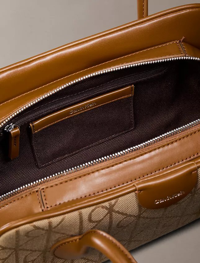 Bolso de hombro con estampado jacquard del logotipo en todo el diseño Bolso de hombro con estampado jacquard del logotipo en todo el diseño
