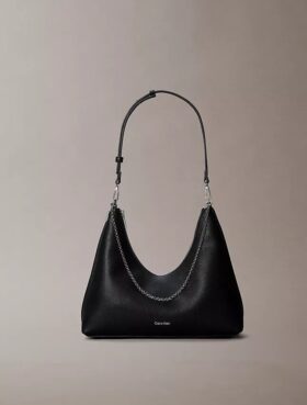Bolso de hombro con herrajes con el logotipo del emblema y textura de guijarros