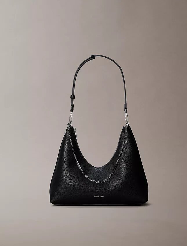 Bolso de hombro con herrajes con el logotipo del emblema y textura de guijarros Bolso de hombro con herrajes con el logotipo del emblema y textura de guijarros