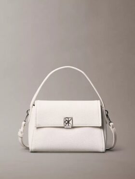 Bolso de hombro con herrajes con el logotipo del emblema y textura de guijarros