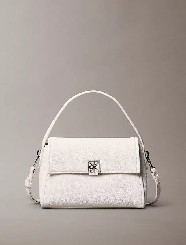 Bolso de hombro con herrajes con el logotipo del emblema y textura de guijarros Bolso de hombro con herrajes con el logotipo del emblema y textura de guijarros