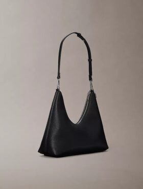 Bolso de hombro con herrajes con el logotipo del emblema y textura de guijarros