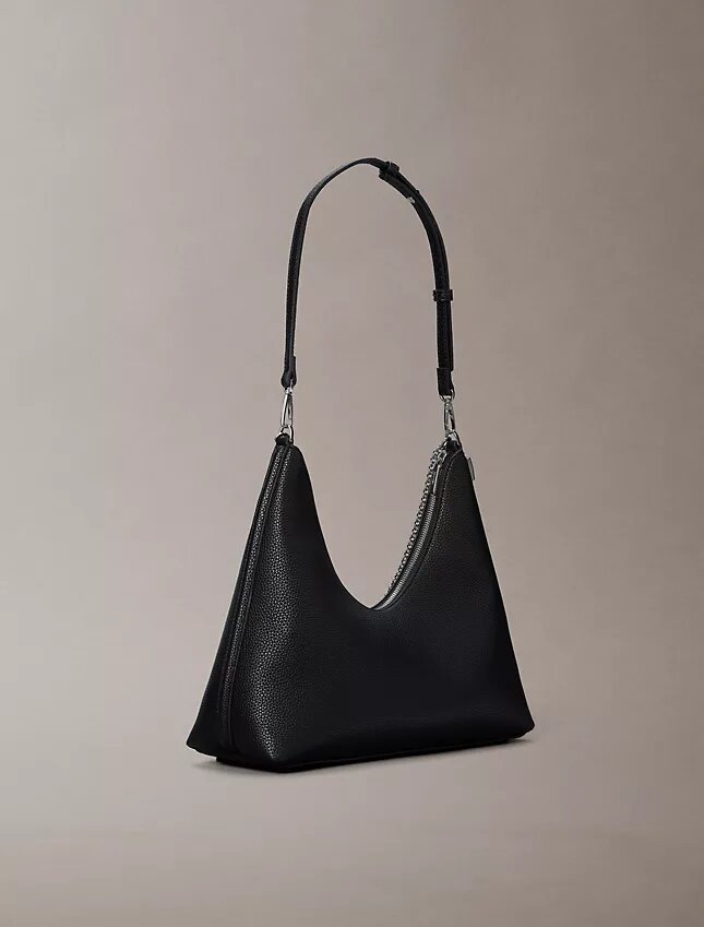 Bolso de hombro con herrajes con el logotipo del emblema y textura de guijarros Bolso de hombro con herrajes con el logotipo del emblema y textura de guijarros