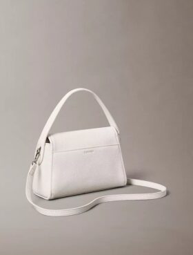 Bolso de hombro con herrajes con el logotipo del emblema y textura de guijarros