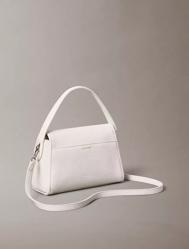 Bolso de hombro con herrajes con el logotipo del emblema y textura de guijarros Bolso de hombro con herrajes con el logotipo del emblema y textura de guijarros