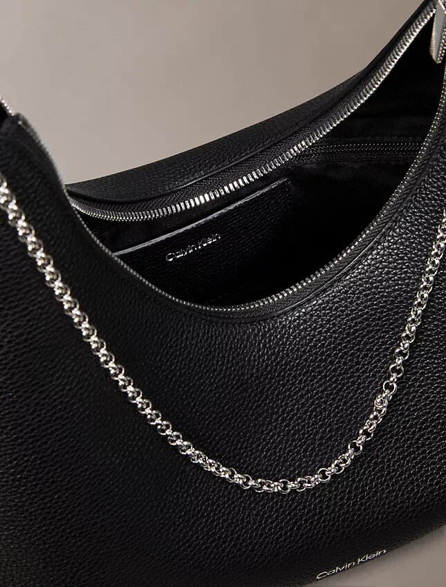 Bolso de hombro con herrajes con el logotipo del emblema y textura de guijarros Bolso de hombro con herrajes con el logotipo del emblema y textura de guijarros