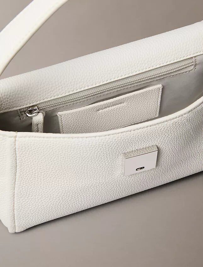 Bolso de hombro con herrajes con el logotipo del emblema y textura de guijarros Bolso de hombro con herrajes con el logotipo del emblema y textura de guijarros
