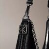 Bolso de hombro con herrajes con el logotipo del emblema y textura de guijarros Bolso de hombro con herrajes con el logotipo del emblema y textura de guijarros