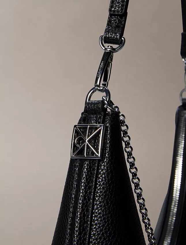 Bolso de hombro con herrajes con el logotipo del emblema y textura de guijarros Bolso de hombro con herrajes con el logotipo del emblema y textura de guijarros