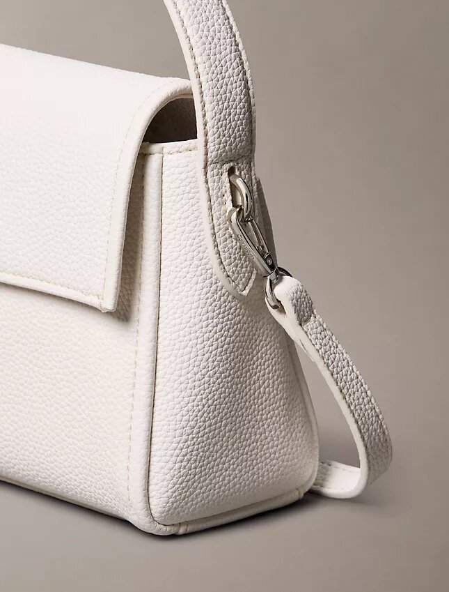Bolso de hombro con herrajes con el logotipo del emblema y textura de guijarros Bolso de hombro con herrajes con el logotipo del emblema y textura de guijarros