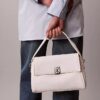 Bolso de hombro con herrajes con el logotipo del emblema y textura de guijarros Bolso de hombro con herrajes con el logotipo del emblema y textura de guijarros