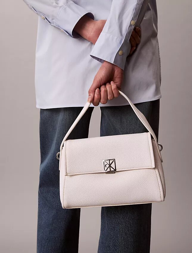 Bolso de hombro con herrajes con el logotipo del emblema y textura de guijarros Bolso de hombro con herrajes con el logotipo del emblema y textura de guijarros