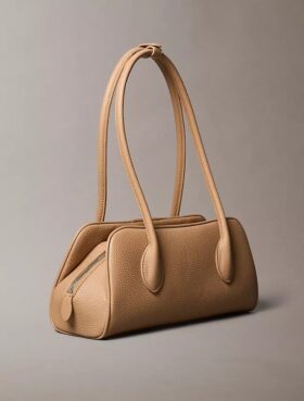 Bolso de hombro con logotipo