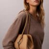 Bolso de hombro con logotipo