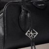 Bolso de hombro con logotipo