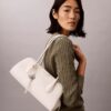 Bolso de hombro con logotipo