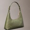 Bolso de hombro con logotipo estampado por toda la superficie Bolso de hombro con logotipo estampado por toda la superficie