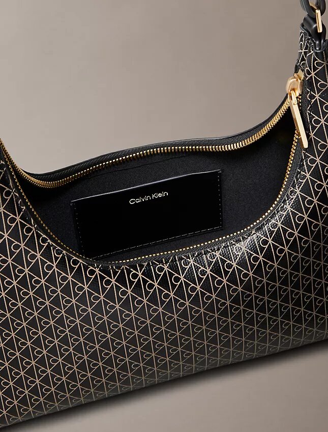 Bolso de hombro con logotipo estampado por toda la superficie Bolso de hombro con logotipo estampado por toda la superficie