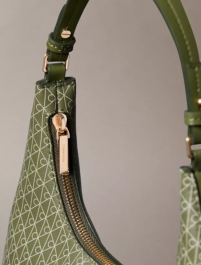 Bolso de hombro con logotipo estampado por toda la superficie Bolso de hombro con logotipo estampado por toda la superficie