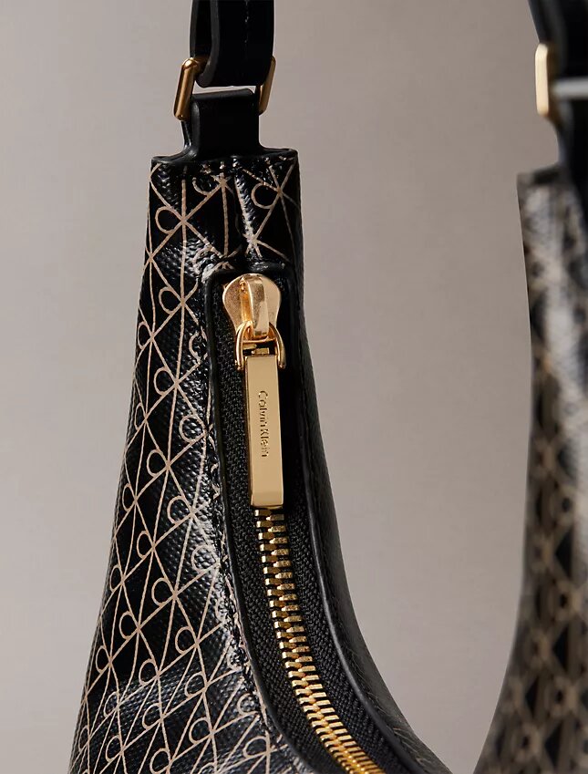 Bolso de hombro con logotipo estampado por toda la superficie Bolso de hombro con logotipo estampado por toda la superficie
