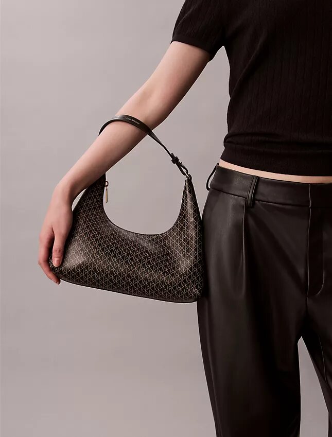 Bolso de hombro con logotipo estampado por toda la superficie Bolso de hombro con logotipo estampado por toda la superficie