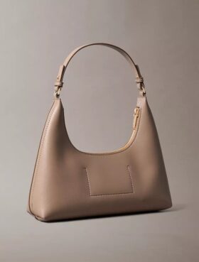 Bolso de hombro con logotipo metalizado