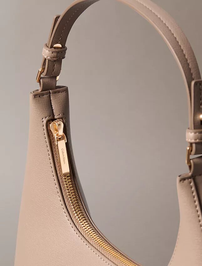 Bolso de hombro con logotipo metalizado Bolso de hombro con logotipo metalizado