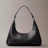 Bolso de hombro con logotipo perforado