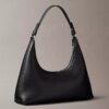 Bolso de hombro con logotipo perforado