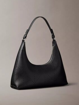 Bolso de hombro con logotipo perforado