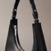 Bolso de hombro con logotipo perforado