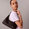 Bolso de hombro con logotipo perforado