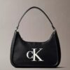 Bolso de hombro con monogram en relieve