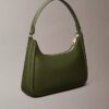 Bolso de hombro con monogram en relieve