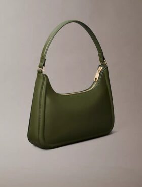 Bolso de hombro con monogram en relieve
