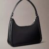 Bolso de hombro con monogram en relieve