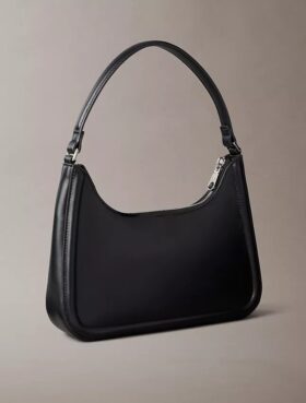 Bolso de hombro con monogram en relieve