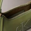 Bolso de hombro con monogram en relieve