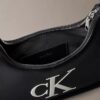 Bolso de hombro con monogram en relieve