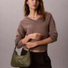 Bolso de hombro con monogram en relieve