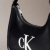 Bolso de hombro con monogram en relieve