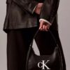 Bolso de hombro con monogram en relieve